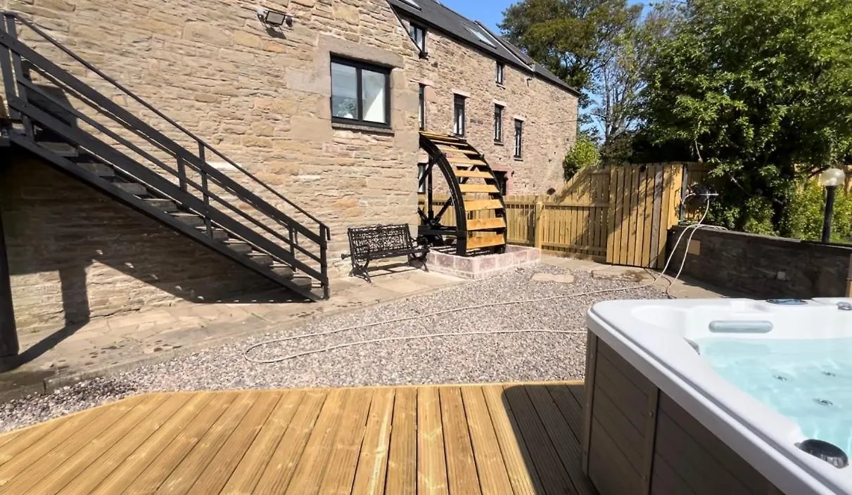 Corn Flour Lodge At Pitkerro Mill, 3 Double Bedrooms With Tvs, 1 En-Suite, 2 Further Bathrooms, Fully Equipped Kitchen, Large Family Dining Area, Free Parking And Wifi, Hot Tub, Private Garden, Short Mid And Longterm Stays Available With Honeycomb Ho Dundee