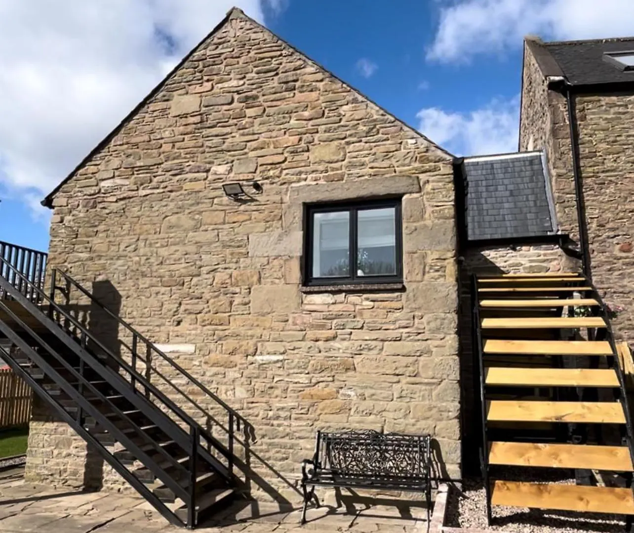 Corn Flour Lodge At Pitkerro Mill, 3 Double Bedrooms With Tvs, 1 En-Suite, 2 Further Bathrooms, Fully Equipped Kitchen, Large Family Dining Area, Free Parking And Wifi, Hot Tub, Private Garden, Short Mid And Longterm Stays Available With Honeycomb Ho Dundee Apartment