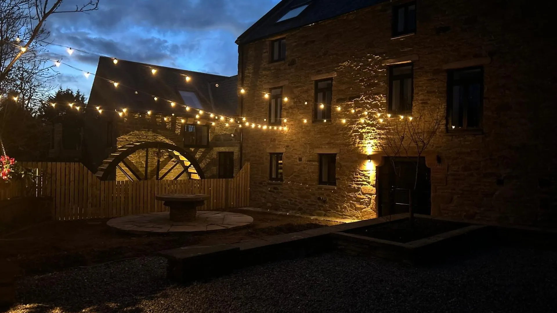 Apartment Corn Flour Lodge At Pitkerro Mill, 3 Double Bedrooms With Tvs, 1 En-Suite, 2 Further Bathrooms, Fully Equipped Kitchen, Large Family Dining Area, Free Parking And Wifi, Hot Tub, Private Garden, Short Mid And Longterm Stays Available With Honeycomb Ho Dundee