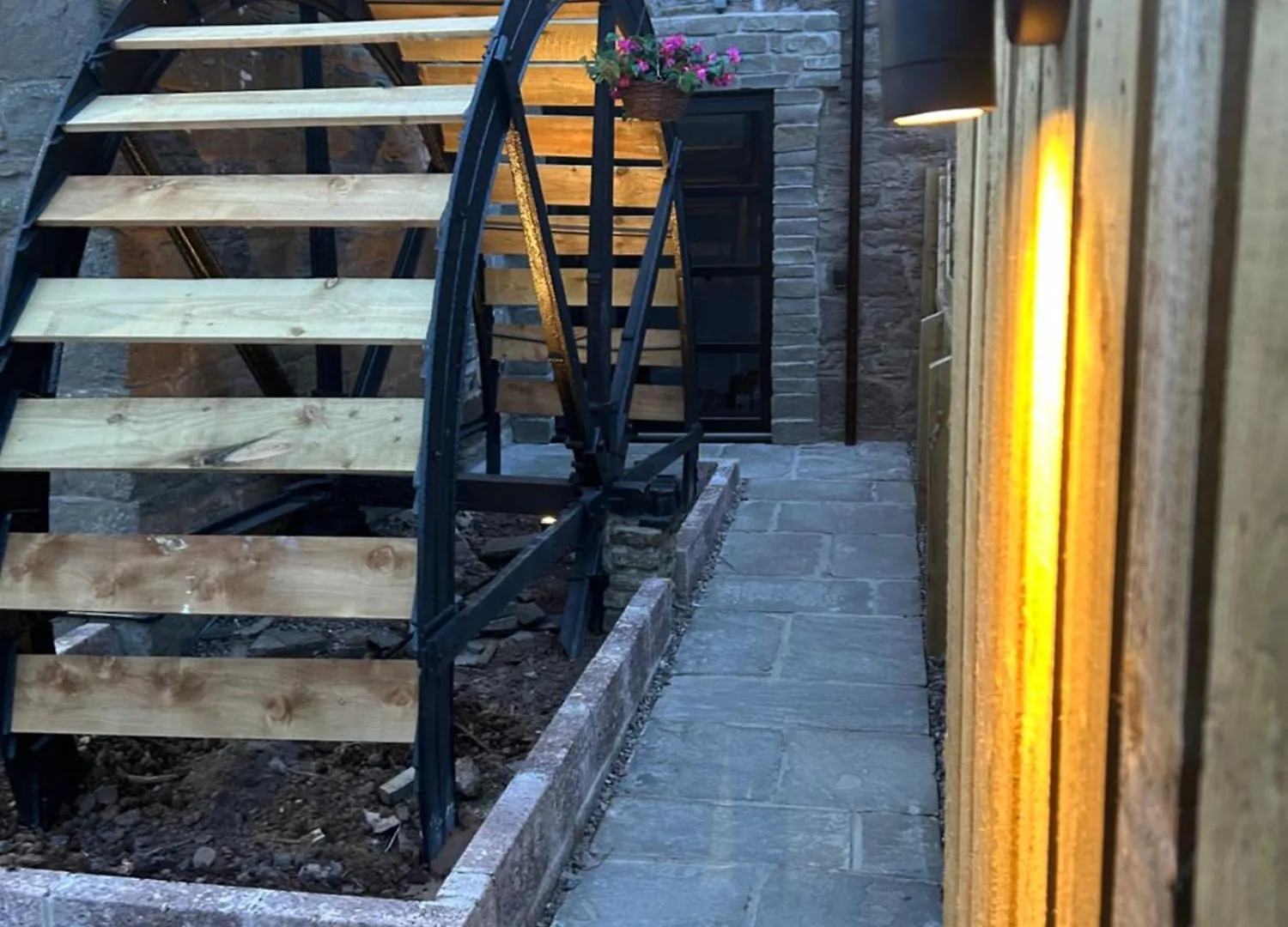 Apartment Corn Flour Lodge At Pitkerro Mill, 3 Double Bedrooms With Tvs, 1 En-Suite, 2 Further Bathrooms, Fully Equipped Kitchen, Large Family Dining Area, Free Parking And Wifi, Hot Tub, Private Garden, Short Mid And Longterm Stays Available With Honeycomb Ho Dundee