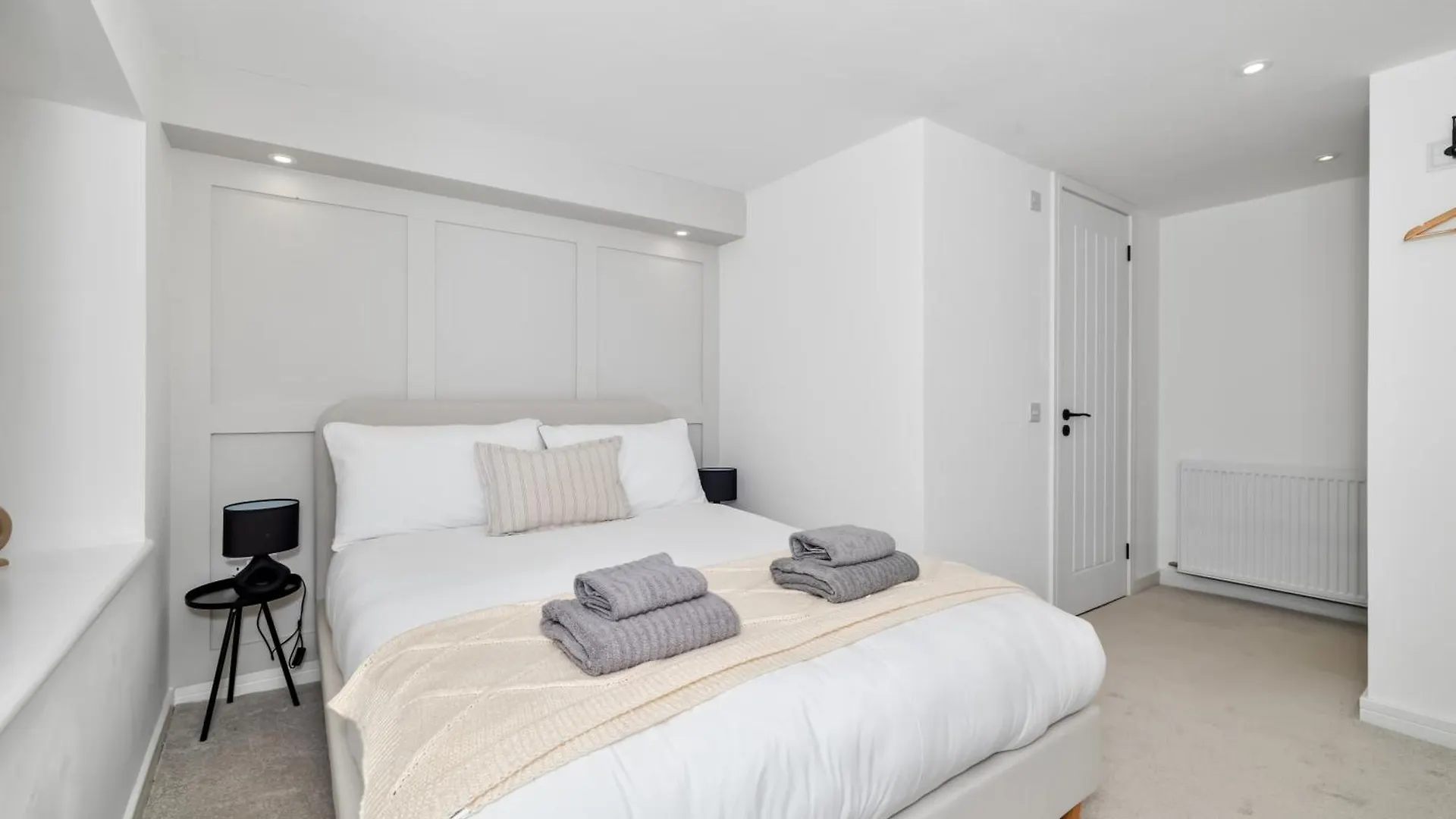 Corn Flour Lodge At Pitkerro Mill, 3 Double Bedrooms With Tvs, 1 En-Suite, 2 Further Bathrooms, Fully Equipped Kitchen, Large Family Dining Area, Free Parking And Wifi, Hot Tub, Private Garden, Short Mid And Longterm Stays Available With Honeycomb Ho Dundee 0*,  United Kingdom