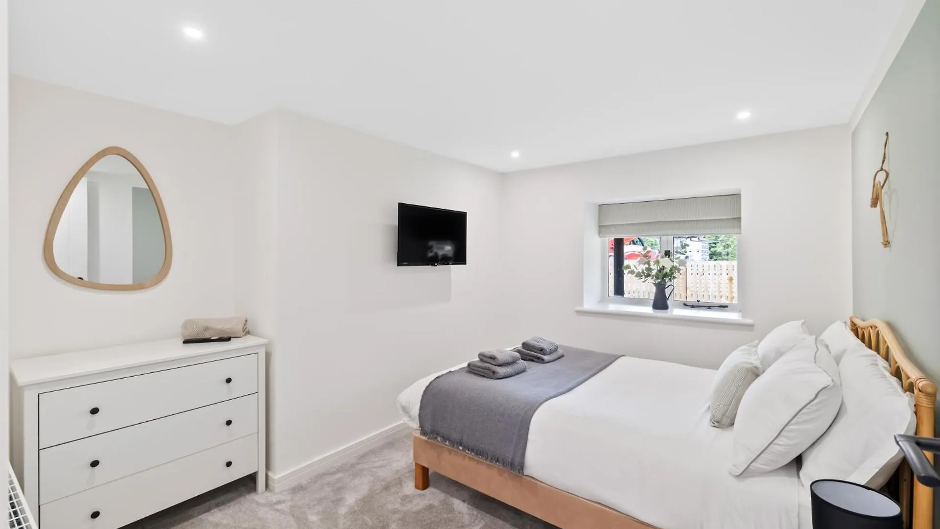 Apartment Corn Flour Lodge At Pitkerro Mill, 3 Double Bedrooms With Tvs, 1 En-Suite, 2 Further Bathrooms, Fully Equipped Kitchen, Large Family Dining Area, Free Parking And Wifi, Hot Tub, Private Garden, Short Mid And Longterm Stays Available With Honeycomb Ho Dundee United Kingdom