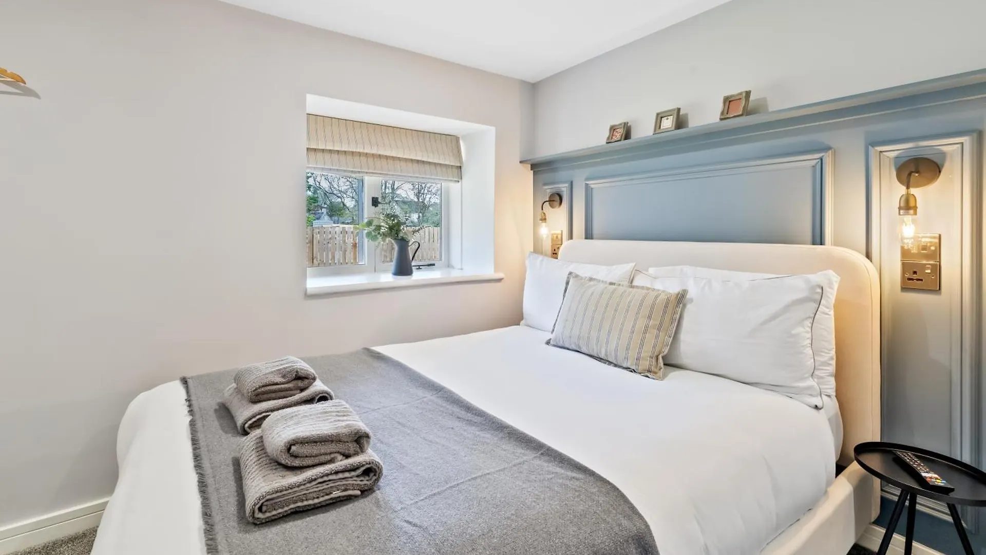 Corn Flour Lodge At Pitkerro Mill, 3 Double Bedrooms With Tvs, 1 En-Suite, 2 Further Bathrooms, Fully Equipped Kitchen, Large Family Dining Area, Free Parking And Wifi, Hot Tub, Private Garden, Short Mid And Longterm Stays Available With Honeycomb Ho Dundee 0*,  United Kingdom