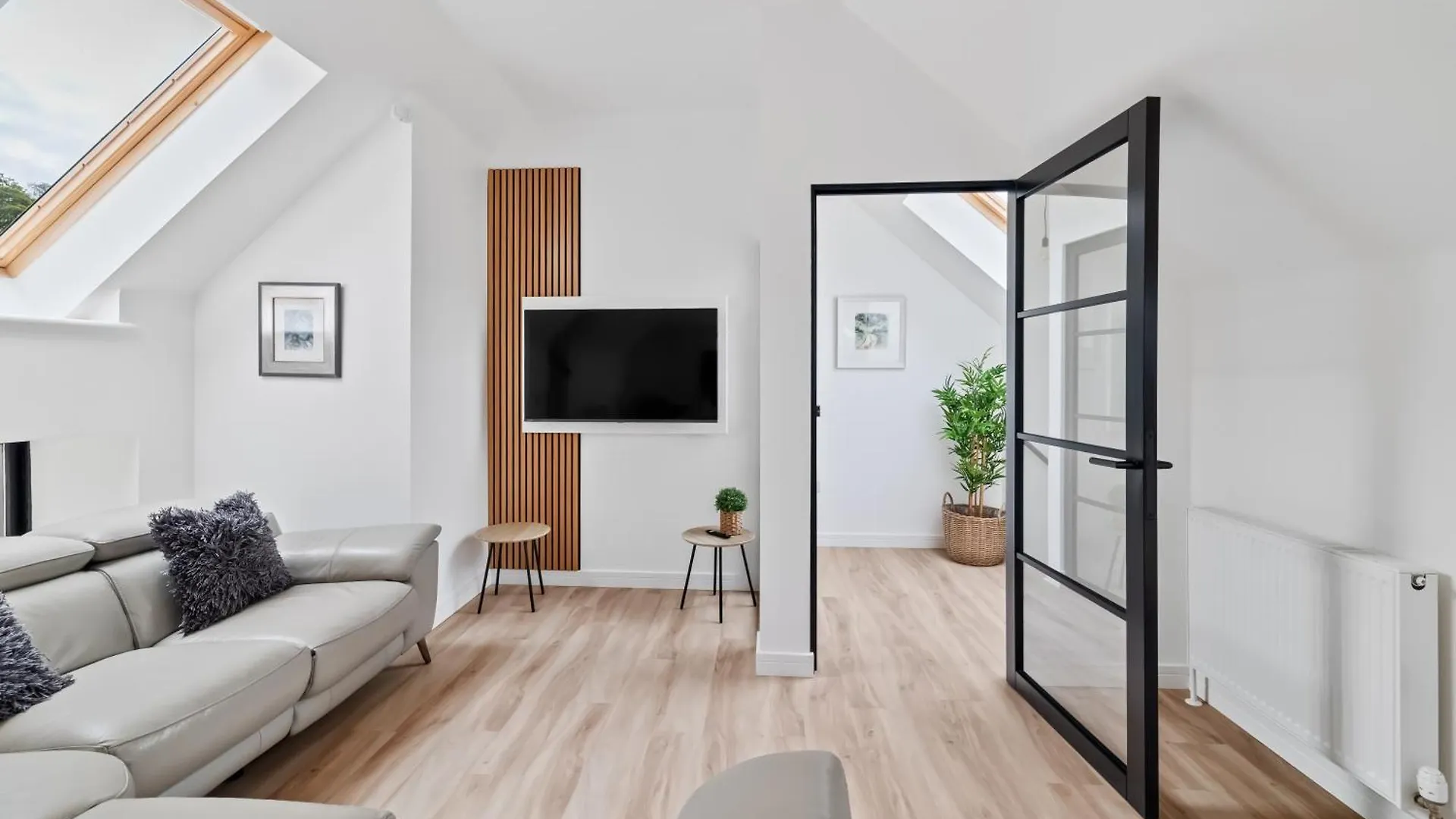 Corn Flour Lodge At Pitkerro Mill, 3 Double Bedrooms With Tvs, 1 En-Suite, 2 Further Bathrooms, Fully Equipped Kitchen, Large Family Dining Area, Free Parking And Wifi, Hot Tub, Private Garden, Short Mid And Longterm Stays Available With Honeycomb Ho Dundee Apartment
