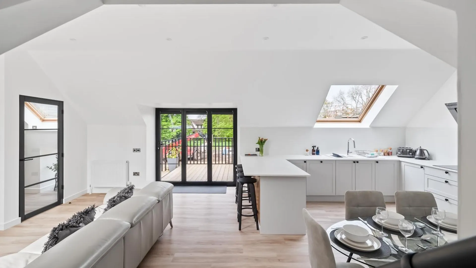 Corn Flour Lodge At Pitkerro Mill, 3 Double Bedrooms With Tvs, 1 En-Suite, 2 Further Bathrooms, Fully Equipped Kitchen, Large Family Dining Area, Free Parking And Wifi, Hot Tub, Private Garden, Short Mid And Longterm Stays Available With Honeycomb Ho Dundee Apartment